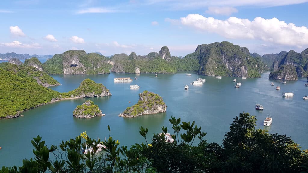 flot-udsigt-med-baade-og-klipper-i-halong
