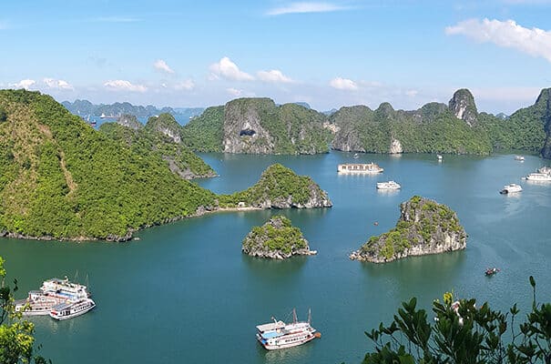 Halong Bay eller Halong Bugten på dansk er Vietnams mest besøgte attraktion.