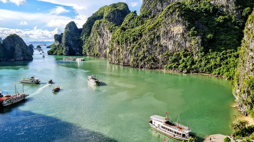 Halong Bay cruises ved Sung Sot Cave - Vietnam Rejser
