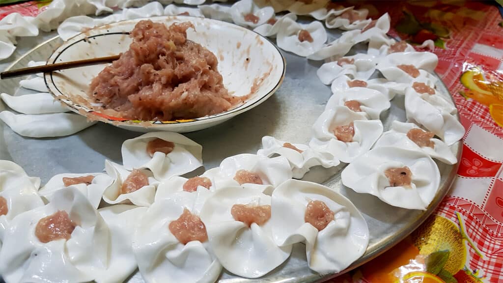 Hoi An rose dumplings og en skål fyld forberedes på et bord