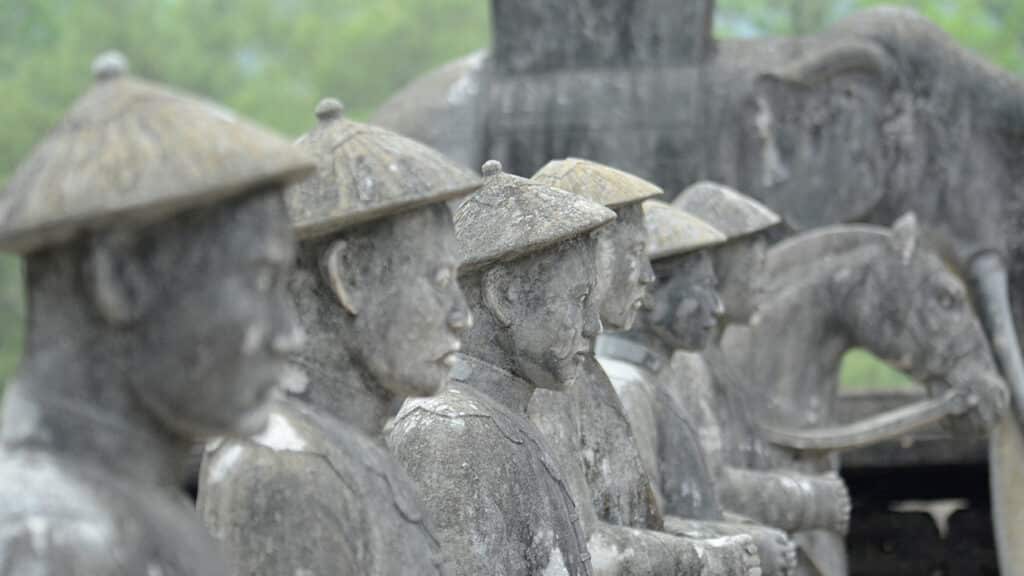 hue-city-tur-statue-2