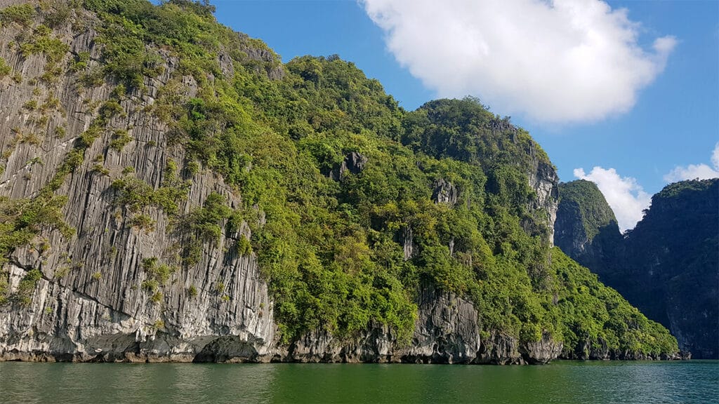 kalkstens-bjerge-i-halong-bugten