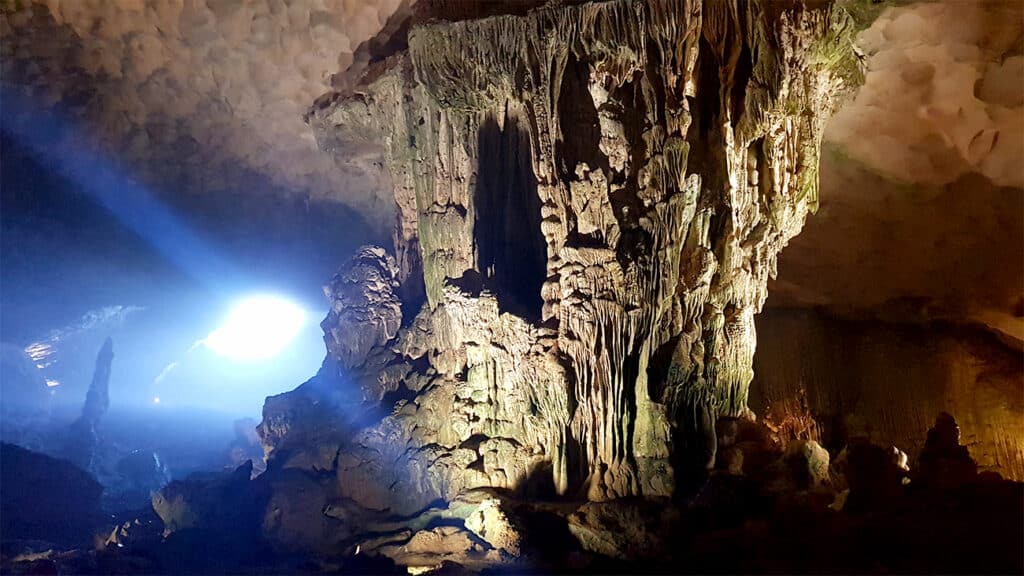 pakkerejse-klassiske-vietnam-halong-bay-bjerge-inde-i-grotte