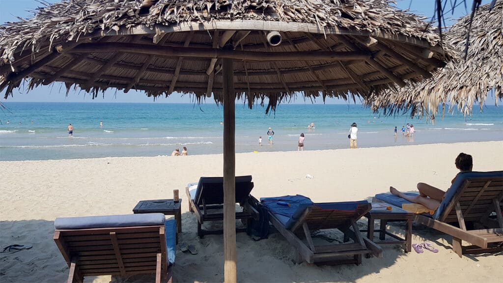 parasol-liggestole-paa-stranden-i-hoi-an