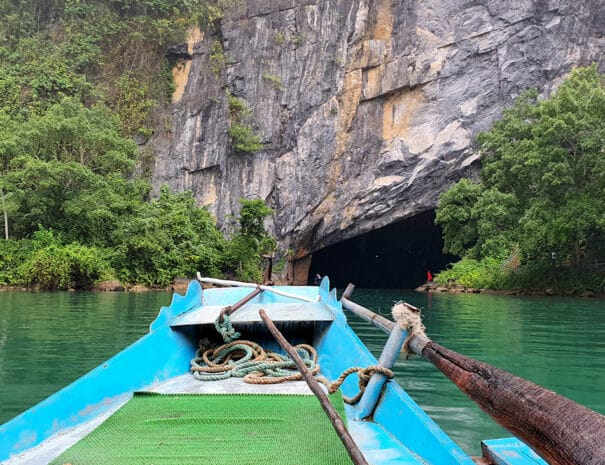 Phong Nha Cave - På vej med båd ind i en grotte